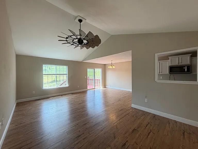 203 Ridgeview Dr — Photo 2