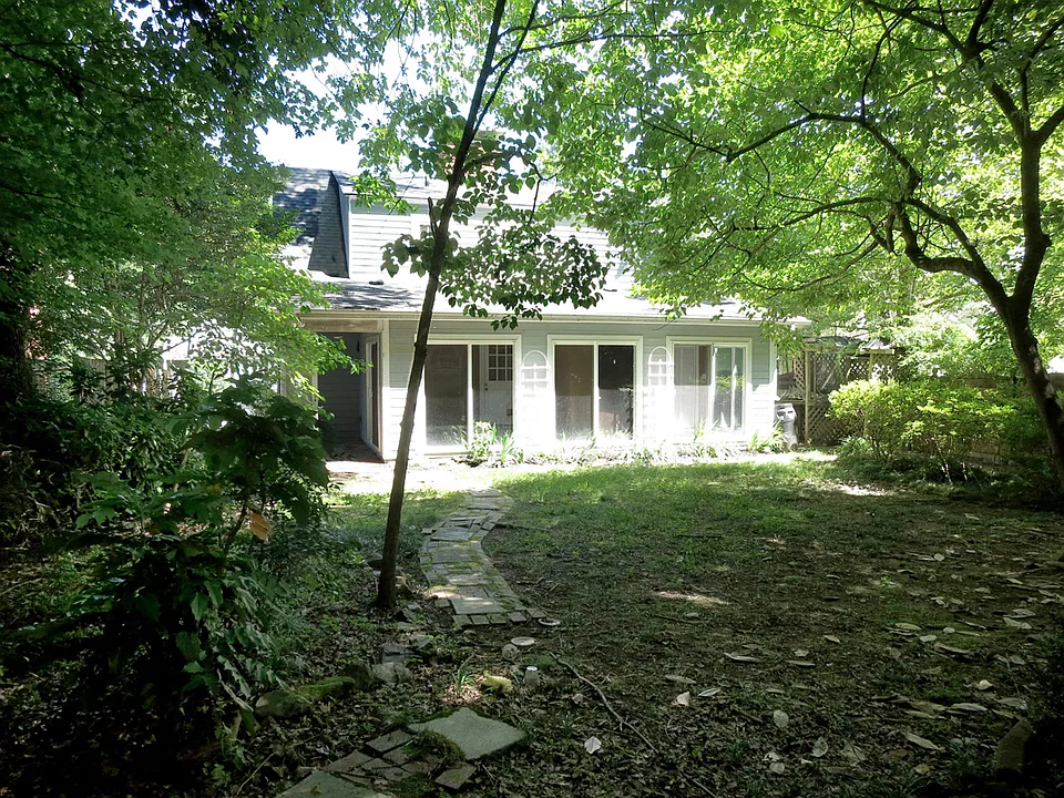 203 Carr St