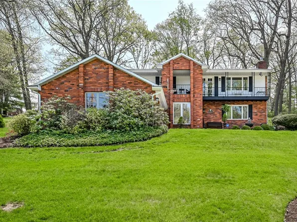 130 Killarney Rd, Wexford, PA 15090