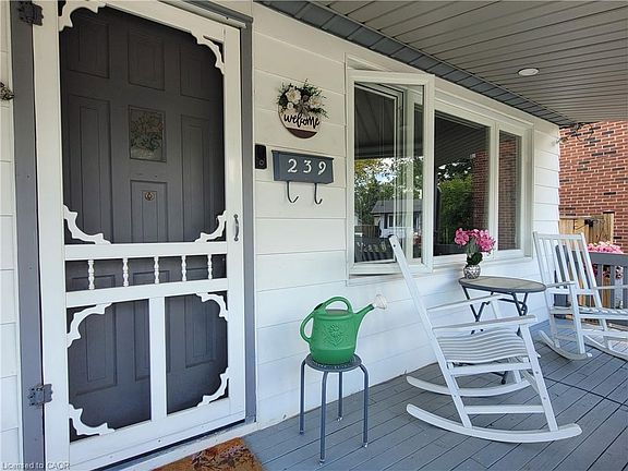 4th image of 239 W 18th St