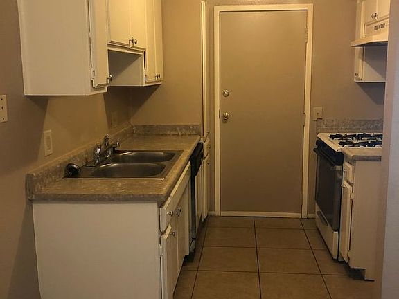 4th image of 504 W Avenue J4