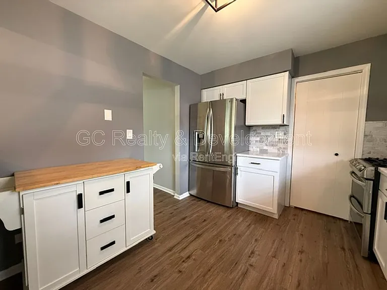 1686 Grosvenor Cir #B — Photo 9