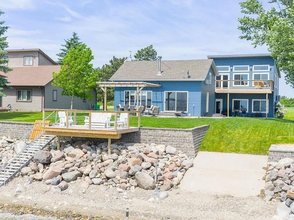 1st image of 414 W Lake Dr