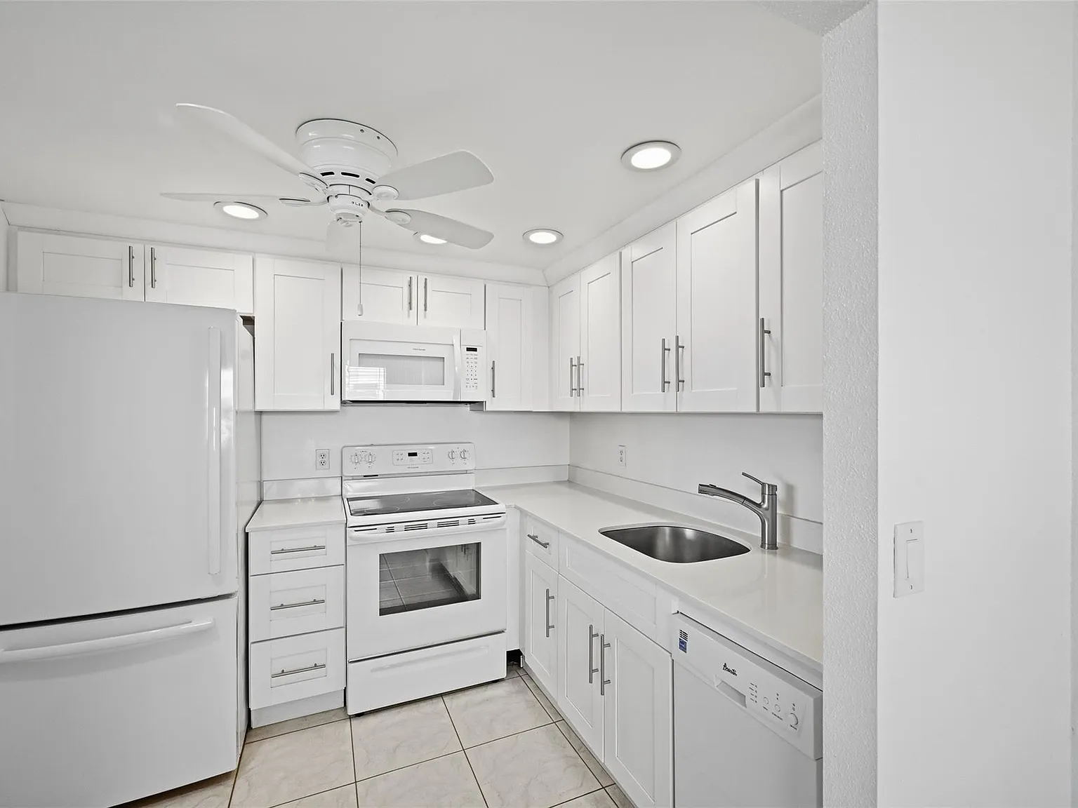 1 bed, 1.5 bath, 720 sqft, $1,599 — Photo 1