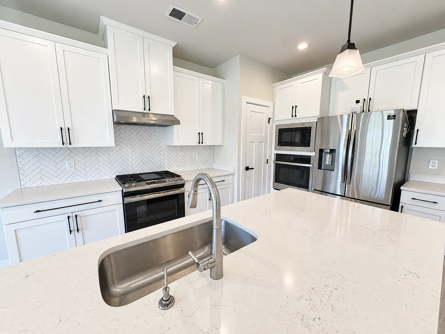 Stylish Living in Riverstone — Photo 3
