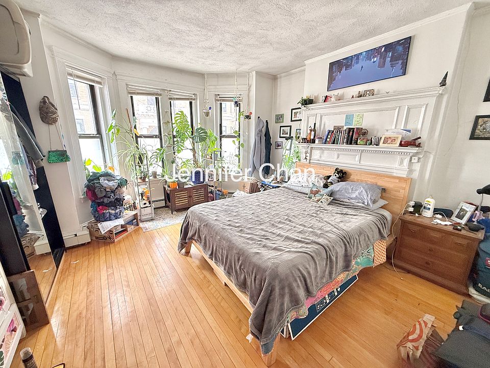 1st image of 8 Royce Rd APT 2