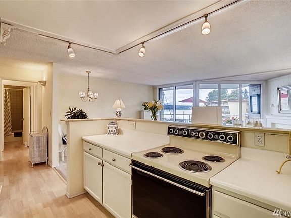 5th image of 9500 Rainier Ave S APT 402