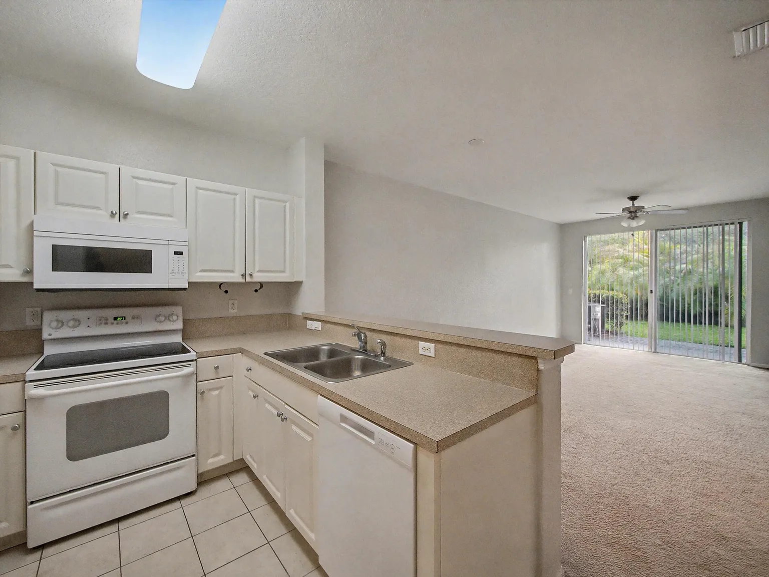 2 bed, 2.5 bath, 1227 sqft, $1,850 — Photo 2