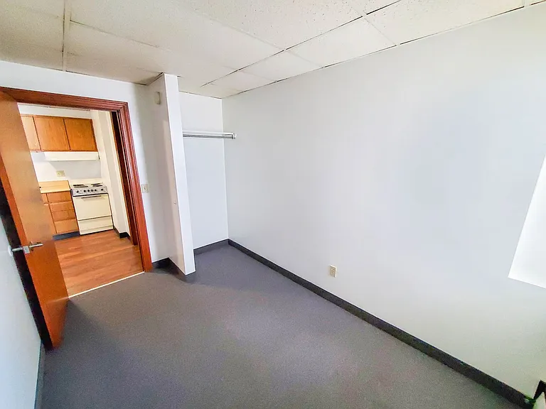 320 W 8th St — Photo 4