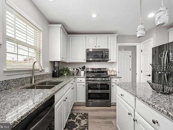 3rd image of 9526 Laurel Oak Dr