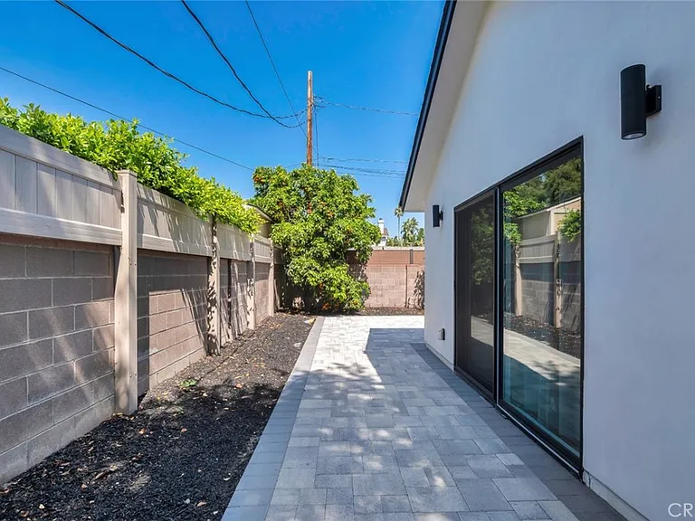 2117 W Clark Ave — Photo 18