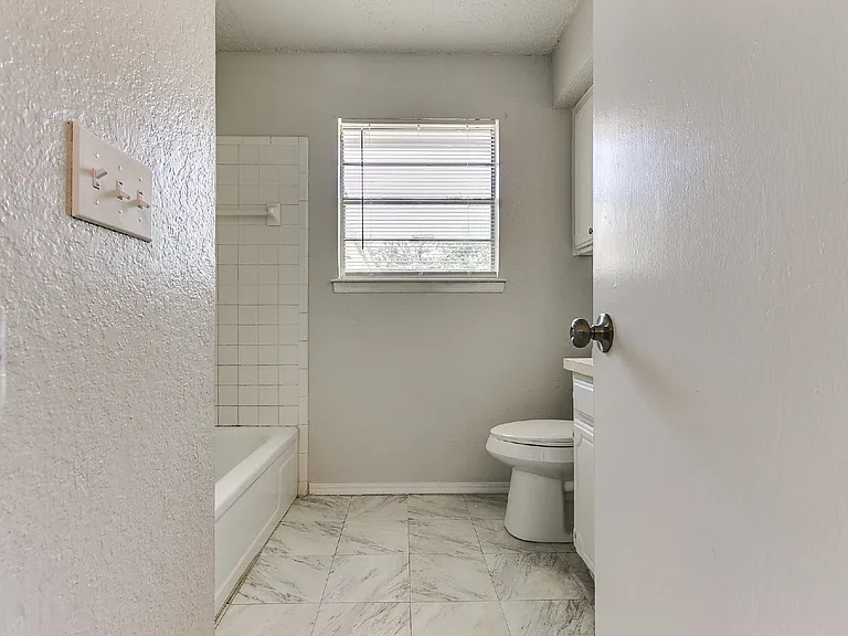8814 NE 13th St — Photo 36