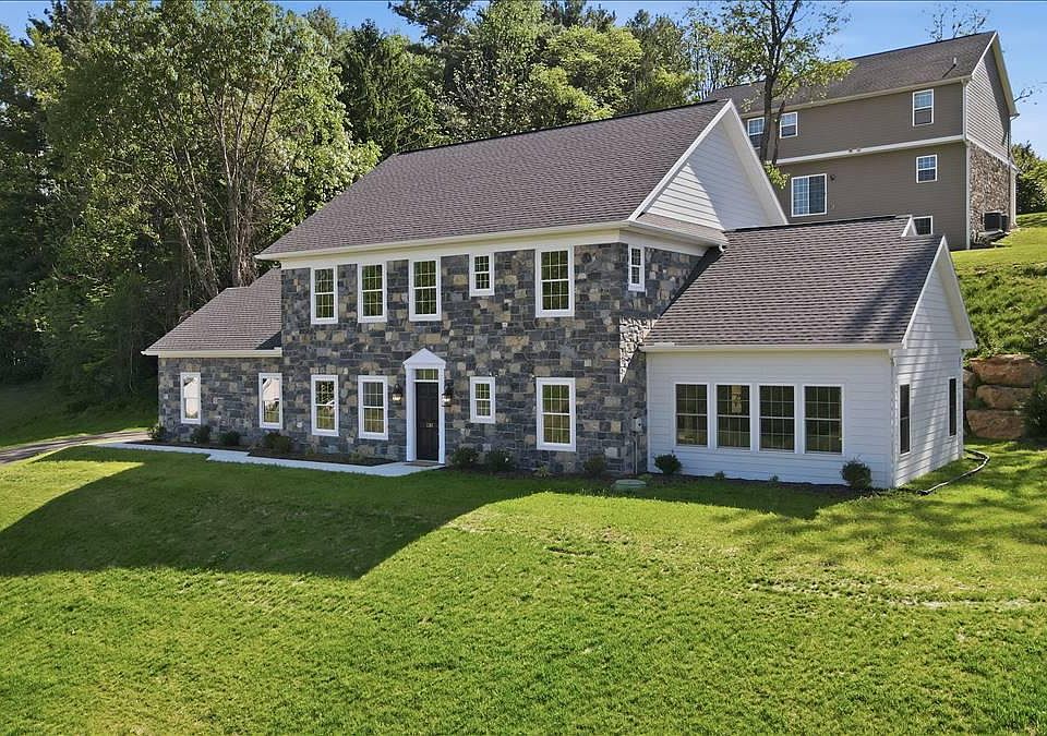 1st image of 130 Woodbriar Dr