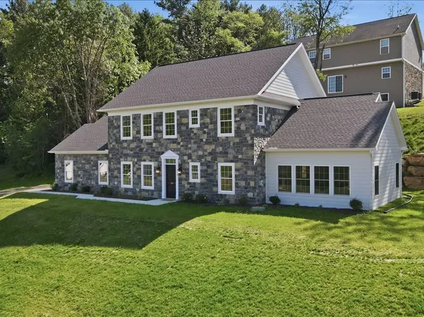 130 Woodbriar Dr, Chambersburg, PA 17202