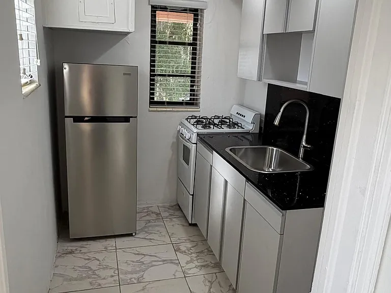 35 Phoenetia Ave #4 — Photo 4