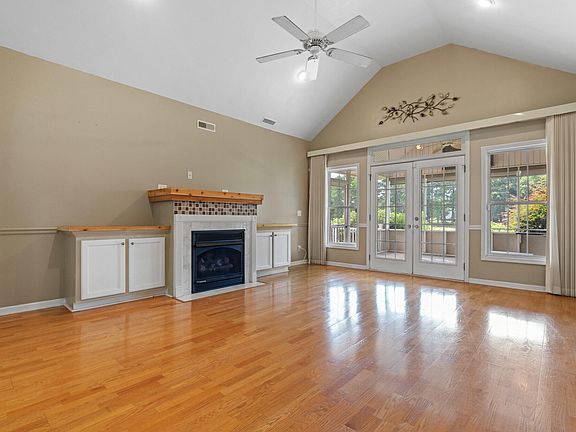 4th image of 215 E Emerald Lake Dr