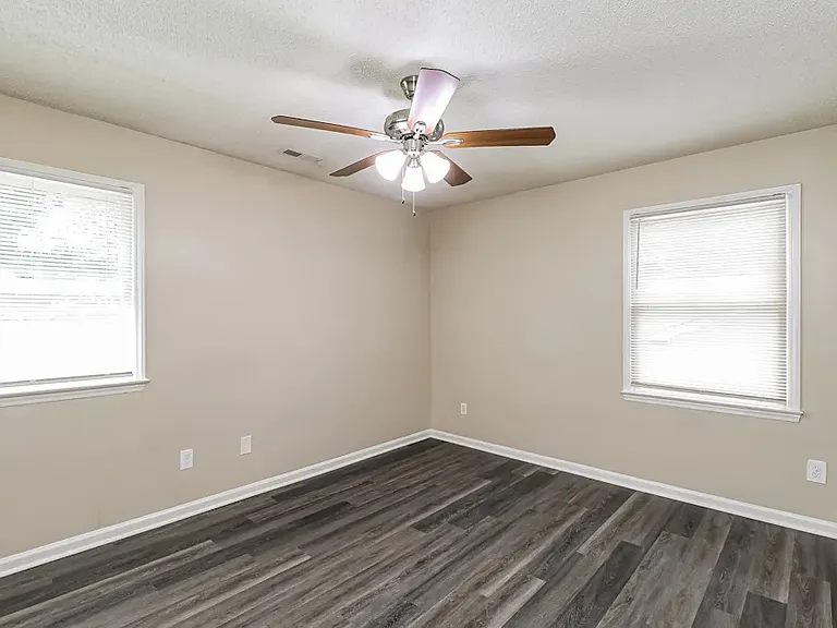 5925 Loch Arbor Ln — Photo 3