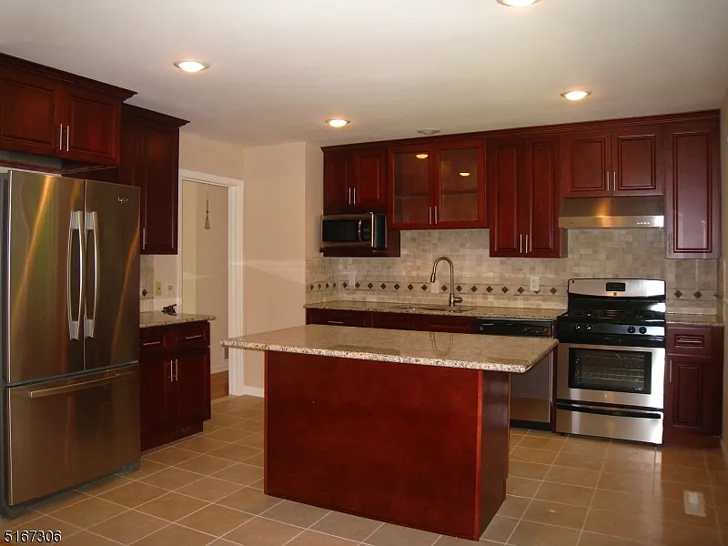 4 bed, 2.0 bath, 1928 sqft, $4,100 — Photo 3