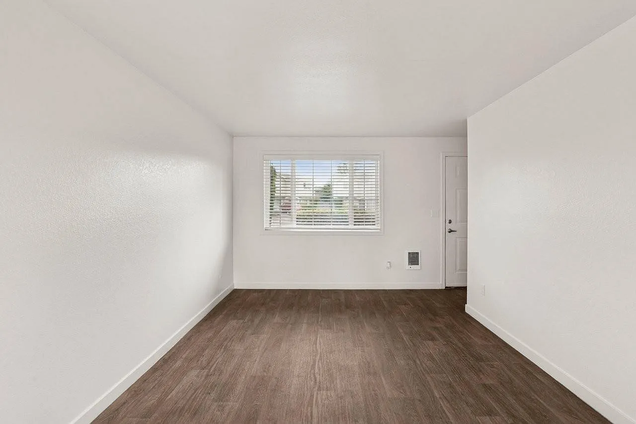 Evergreen Townhouses — Photo 3
