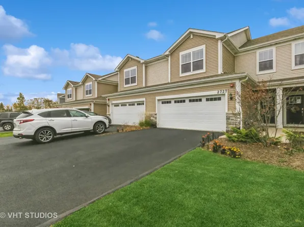 2727 Fieldcrest Dr, Mundelein, IL 60060