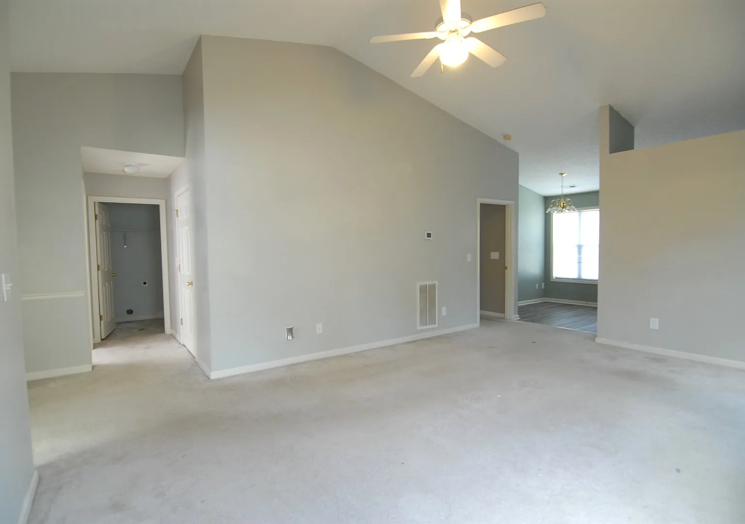 Charming 3 bedroom 2 bath Townhouse w/ fenced in yard located off Guilford College Road! — Photo 4