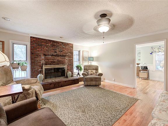 3rd image of 27 Oakdale Dr