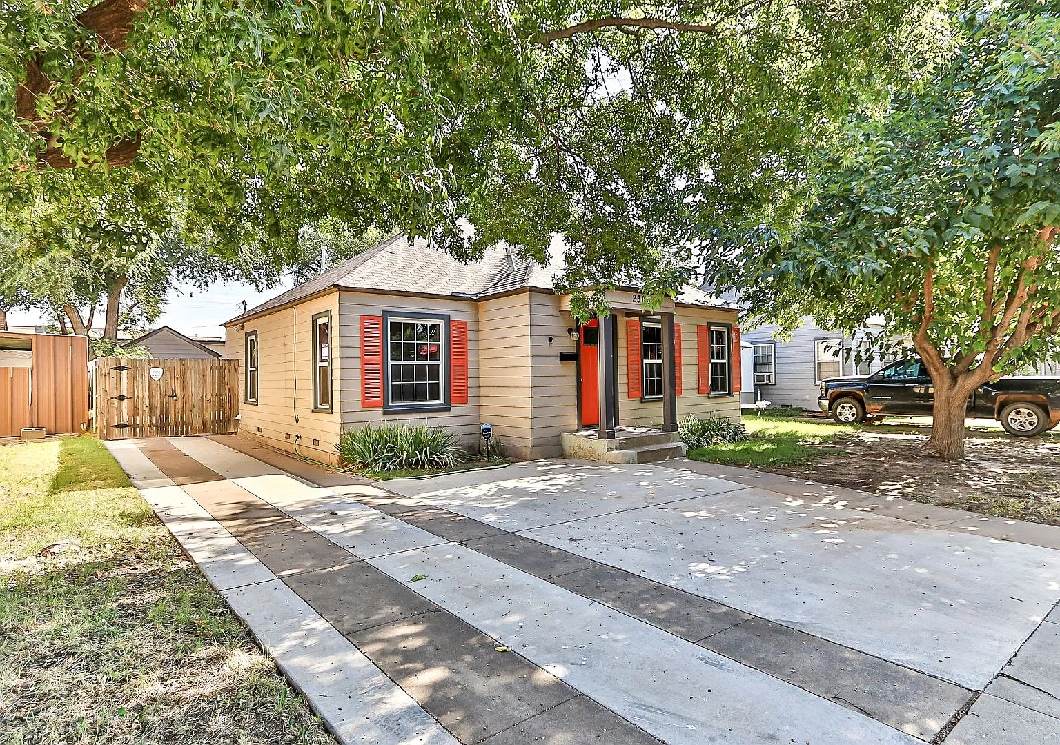 2/1 For Lease - Blocks From Campus — Photo 3