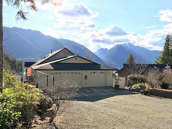 Large lot with extra parking