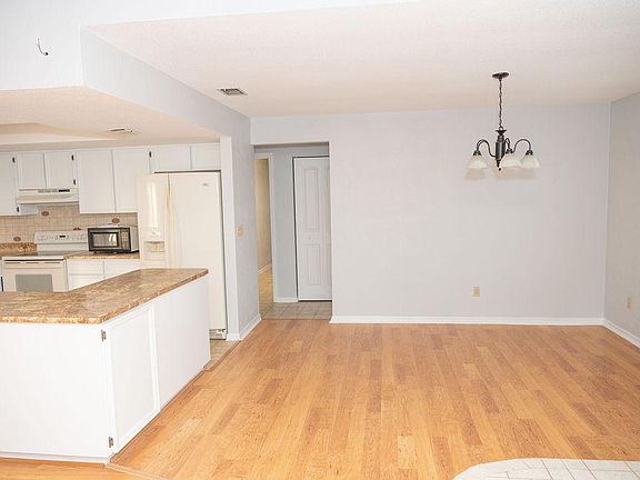 3rd image of 33 E Sea Harbor Dr