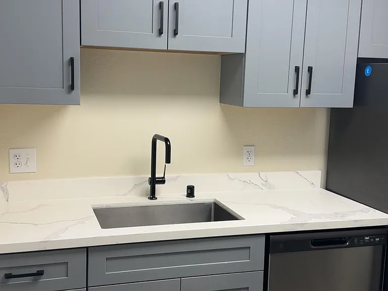 Windsor Garden Apartments — Photo 35