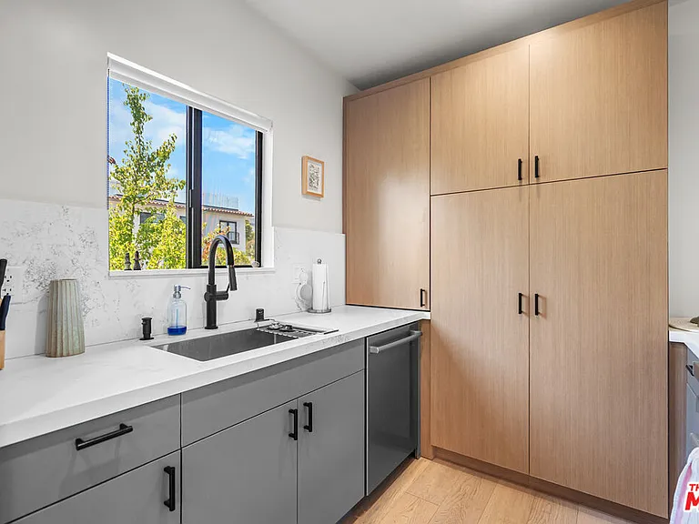 838 N Mansfield Ave #201 — Photo 12