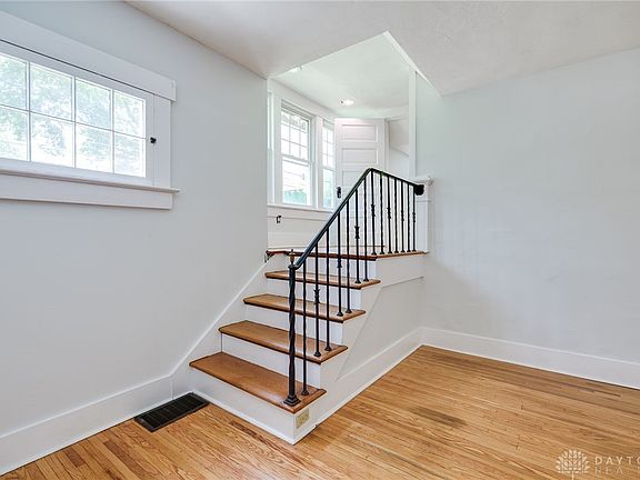 5th image of 25 Laura Ave
