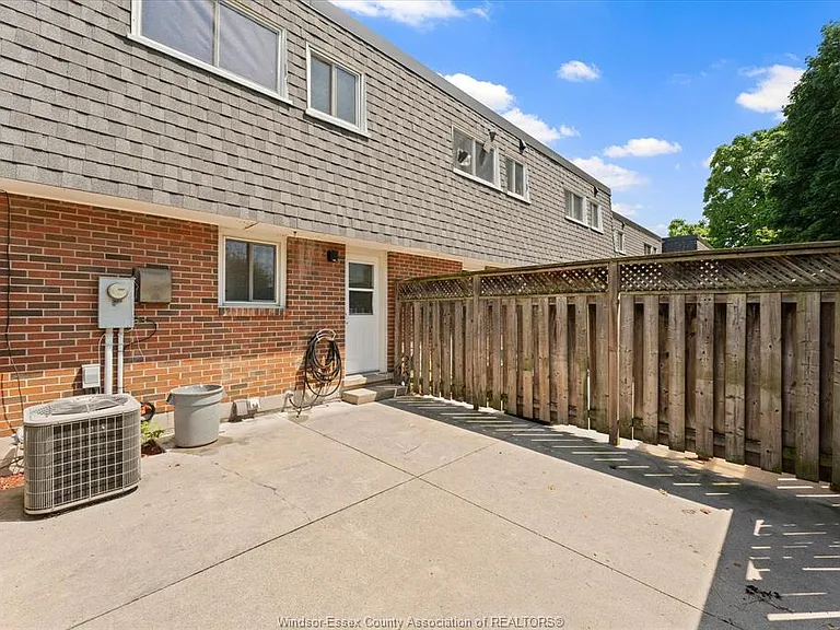 272 Victoria St S #40 — Photo 23