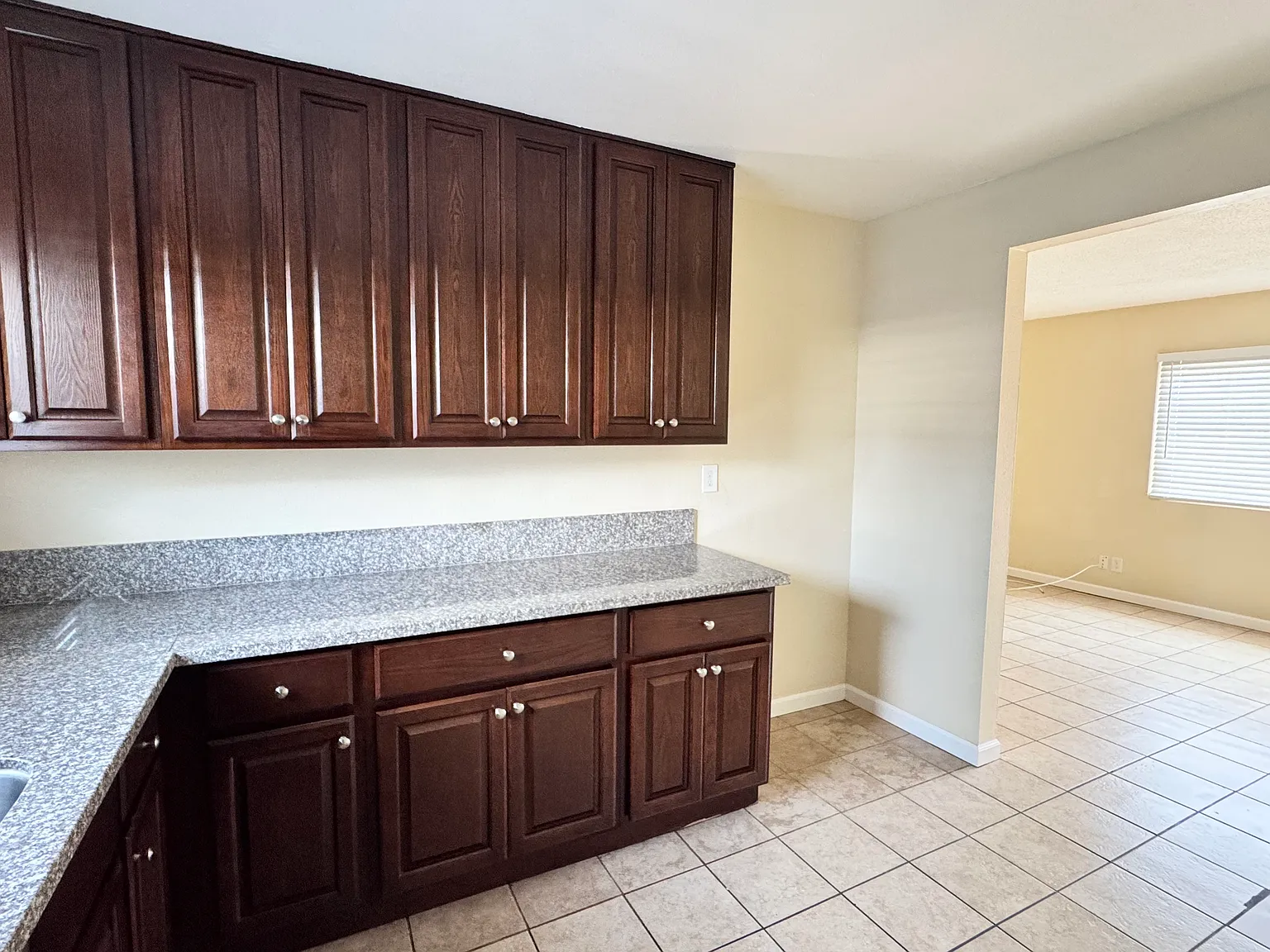 2 bed, 900 sqft, $1,800 — Photo 3