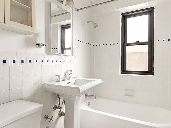 4th image of 417 Grand St APT D1005