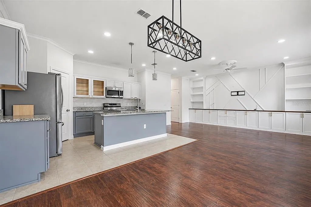 4 bed, 3.0 bath, 2338 sqft, $2,700 — Photo 2
