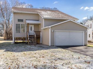 12 Beach Ct, Machesney Park, IL 61115