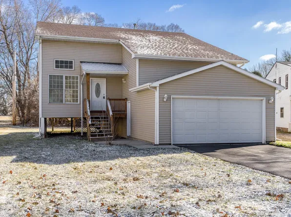 12 Beach Ct, Machesney Park, IL 61115