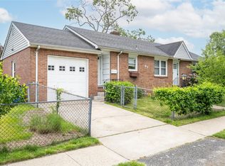 41 Livingston Ave, Babylon, NY 11702