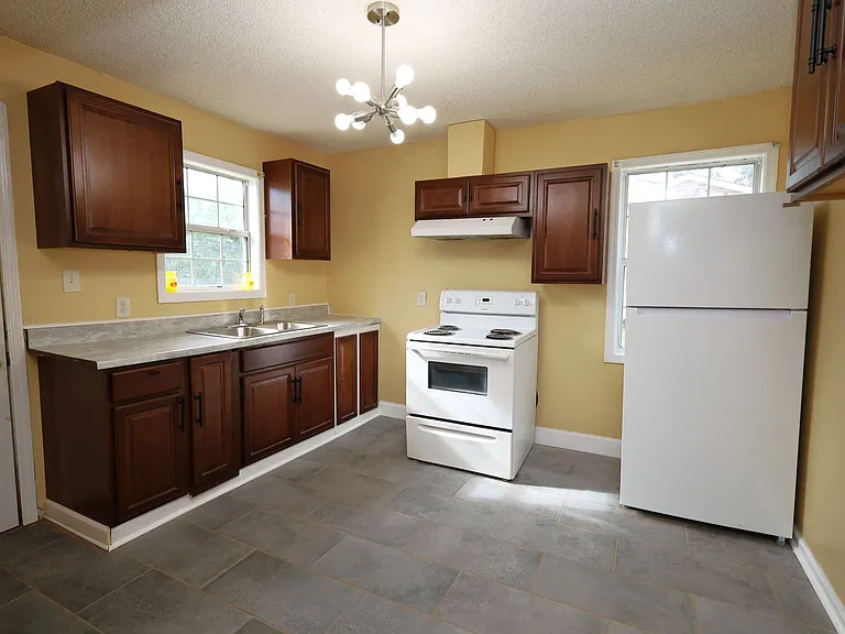 206 Warren St — Photo 4