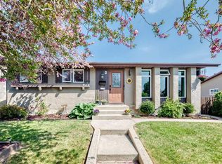8 SW Haliburton Cres, Red Deer, AB T4N6K3