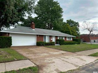 9 Pioneer Ct, Pekin, IL 61554