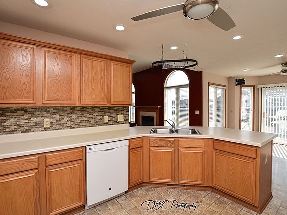 5th image of 381 W Park St