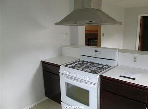 3rd image of 2920 Montana Ave