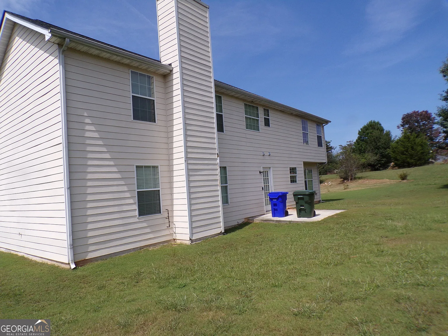 5 bed, 3.0 bath, 3356 sqft, $2,300 — Photo 3
