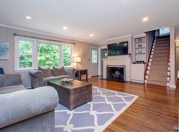 4th image of 71 Herring St