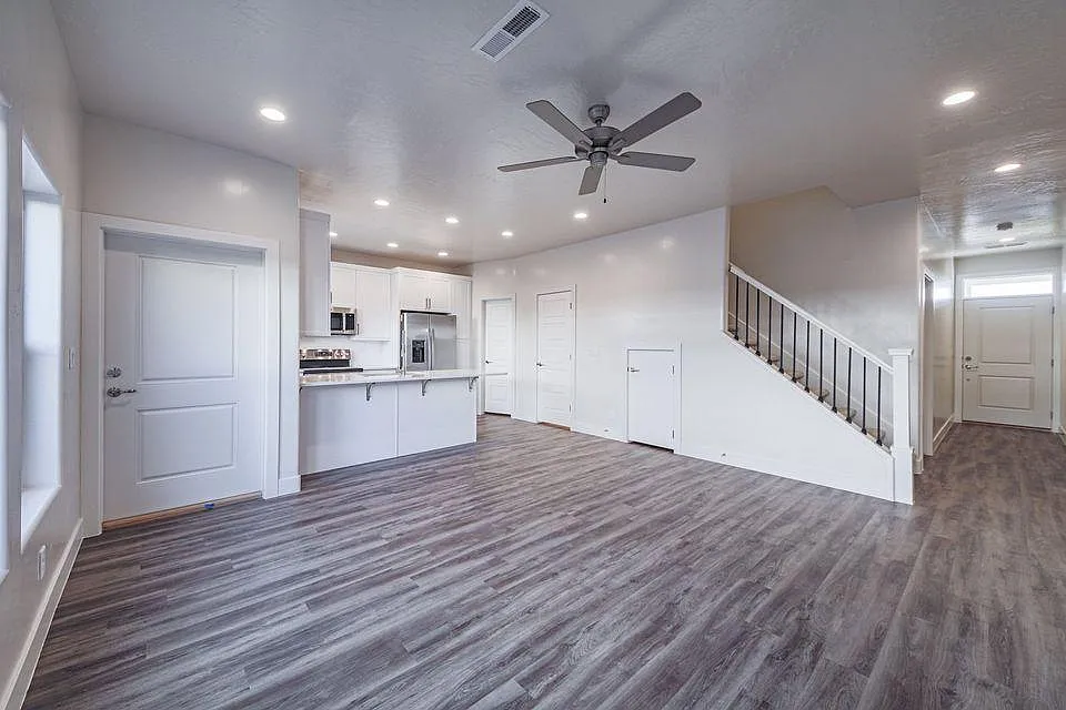 3 bed, 2.5 bath, 1477 sqft, $1,950 — Photo 3