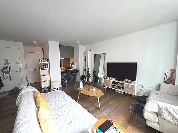 3rd image of 225 Rector Pl APT 6S