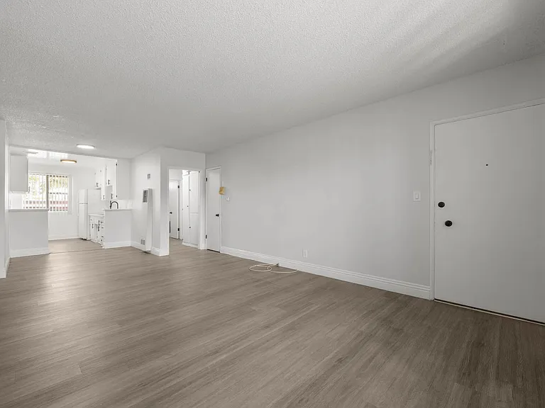 3907 Roxanne Ave #8 — Photo 10