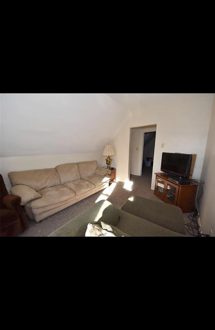 2 bed, 1000 sqft, $875 — Photo 2